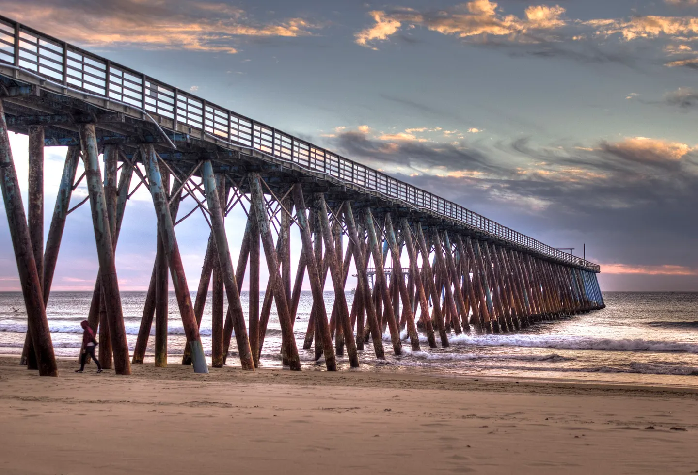 Muelle de Playas de Rosarito sobre la playa al atardecer